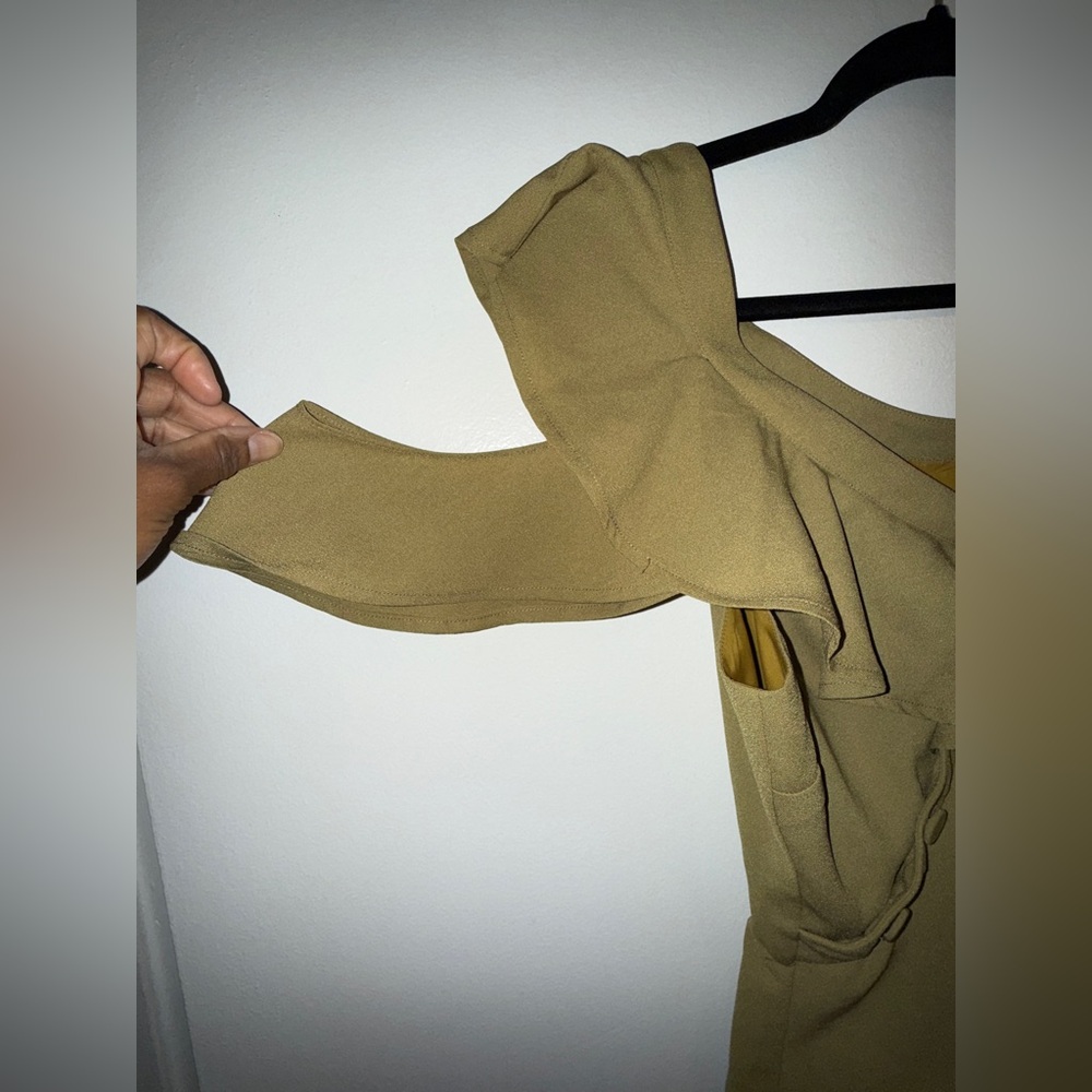 LOVERS + FRIENDS Shiloh Top in Army Green SIZE: SMALL - Picture 4 of 10